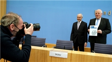 Der Bundesdatenschutzbeauftragte, Ulrich Kelber (r), und sein Stellvertreter Jürgen Müller.