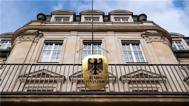 Instandhaltung absetzen? Vermieter müssen Geld erst ausgeben Der Bundesfinanzhof hat die Klage eines Vermieterehepaars abgewiesen, das seine Zahlungen für die Instandhaltung von der Steuer absetzen wollte, noch bevor Reparaturen anfielen.