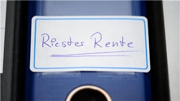 Der Bundesgerichtshof hat eine Klausel über mögliche Kosten beim Riester-Vertrag für ungültig erklärt.