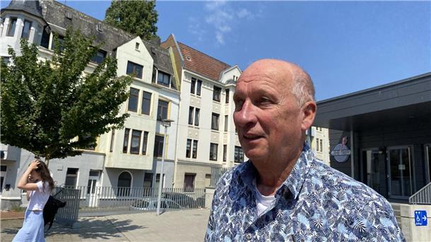 Mann vor Häuserzeile