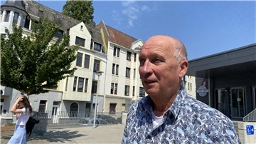 Mann vor Häuserzeile