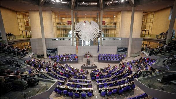 Bundestag billigt Maßnahmen für vereinfachte Abschiebungen Der Bundestag hat das Rückführungsverbesserungsgesetz verabschiedet.