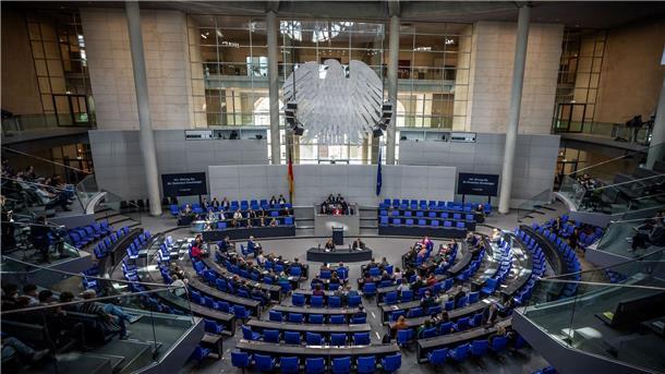 Bezahlkarte für Asylbewerber vom Bundestag beschlossen Der Bundestag hat mit der überwiegenden Zahl der Stimmen der Ampel-Fraktionen SPD, Grüne und FDP für die Einführung einer Bezahlkarte für Flüchtlinge votiert. Auch die AfD und das BSW stimmten dafür.