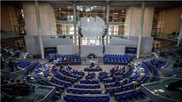 Der Bundestag hat mit der überwiegenden Zahl der Stimmen der Ampel-Fraktionen SPD, Grüne und FDP für die Einführung einer Bezahlkarte für Flüchtlinge votiert. Auch die AfD und das BSW stimmten dafür.