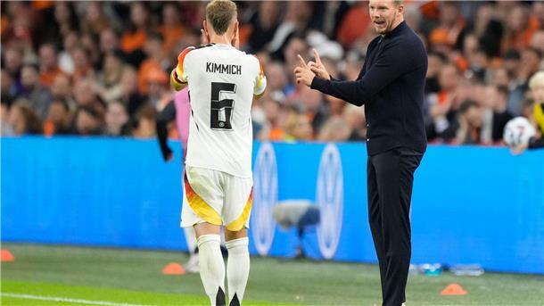 Jubilar Kimmich und der Wandel zum Anführer von Gewinnern Der Bundestrainer und sein Kapitän: Julian Nagelsmann (r) beim Länderspiel mit Joshua Kimmich.