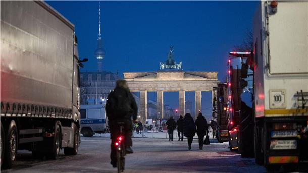Der Bundesverband Logistik & Verkehr pro (BLV-pro) hatte zu einer Sternfahrt des Güterkraftverkehrs nach Berlin aufgerufen - und Hunderte kamen.