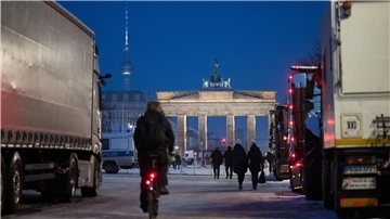 Der Bundesverband Logistik & Verkehr pro (BLV-pro) hatte zu einer Sternfahrt des Güterkraftverkehrs nach Berlin aufgerufen - und Hunderte kamen.