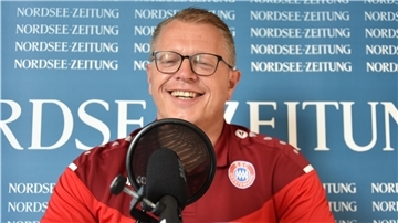 Der Bundetrainer für einen Tag, Stefan Schlie, stand den Fragen der NZ-Journalisten Rede und Antwort. Sein Heimatverein ist der ESC Geestemünde, wo er die erste Herrenmannschaft trainiert. Foto: Teichmann