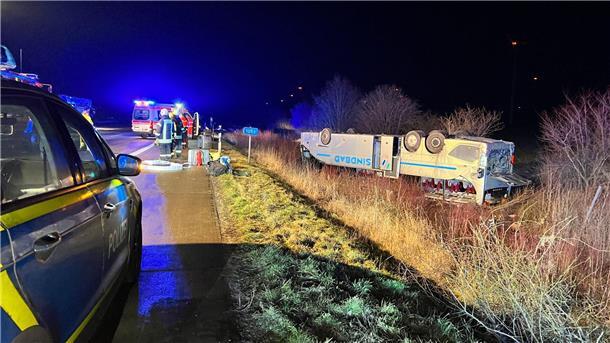 Reisebus auf der A2 umgekippt - 35 Menschen verletzt Der Bus aus Polen liegt nach dem Unfall auf der A2 bei Bornstedt auf dem Dach.