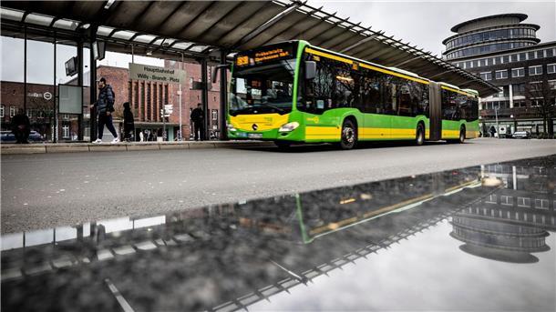 Der Busbahnhof in Oberhausen. Im Hintergrund der Hauptbahnhof.