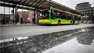 Der Busbahnhof in Oberhausen. Im Hintergrund der Hauptbahnhof.