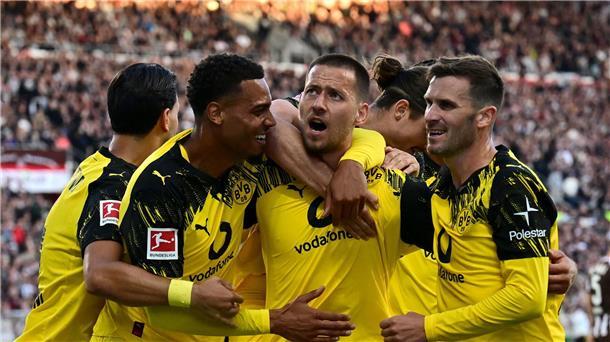 Der BVB bejubelt das 2:1 bei St. Pauli von Waldemar Anton. 