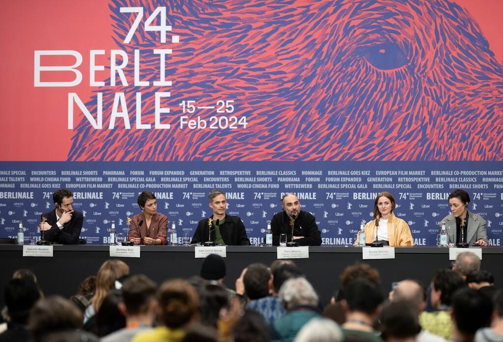 Favoriten und Hollywood-Besuch bei der Berlinale Der Cast um Schauspieler Gael García Bernal (3.v.l.) stellt mit Regisseur Piero Messina den Film „Another End“ bei der Berlinale vor.