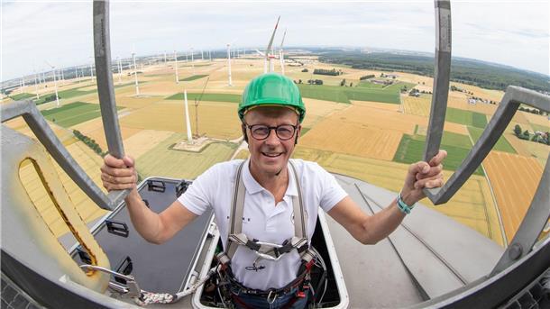 Kritik an Merz-Aussage: „Finde Windräder schön“ Der CDU-Bundesvorsitzende Friedrich Merz steigt auf das Maschinenhaus einer Windkraftanlage. (Archivbild)
