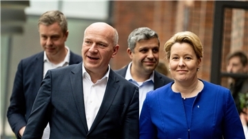 Der CDU-Landesvorsitzende Kai Wegner und die noch amtierende Regierende Bürgermeisterin Franziska Giffey (SPD) nach dem ersten Verhandlungstermin.