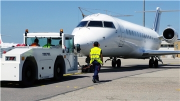 Der Challenger150 gehört zu den Geräten, die in Bremerhaven gebaut, gewartet und überholt werden, ein Flugzeugtraktor, der vor allem zum Bewegen von Boeing 737 und Airbus 320 konstruiert wurde.