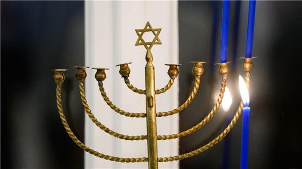 Wache aus Mitgefühl zu Chanukka vor Osnabrücker Synagoge Der Chanukka-Leuchter.