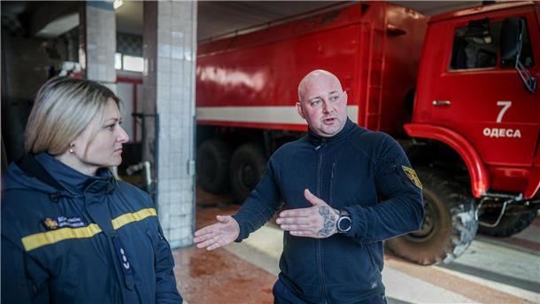 Der Chef der Feuerwache in Odessa, Wolodymyr Kryschanowskyj, und Pressesprecherin Maryna Awerina.