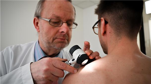 Der Chefarzt der Hautklinik in Reinkenheide, Dr. Gunnar Wagner, bei der Hautkrebs-Früherkennung. Zu langen Wartezeiten wegen des Hautärzte-Mangels sagt er: „Zum Beispiel bei der Krebs-Früherkennung hat das Konsequenzen, wenn Diagnosen zu spät gestellt werden.“