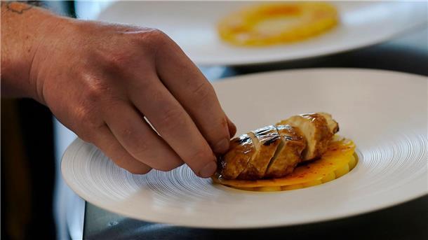 „Die Zukunft schmeckt anders“: TV-Doku über Labor-Fleisch Der Chefkoch Zach Tyndall bereitet das gezüchtete Huhn von Good Meat zu.