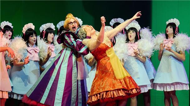 Der Chor der Spinnerinnen, Senta (3.v.r. Daniela Köhler) und ihre Amme Mary (5.v.l. Karolina Gumos).