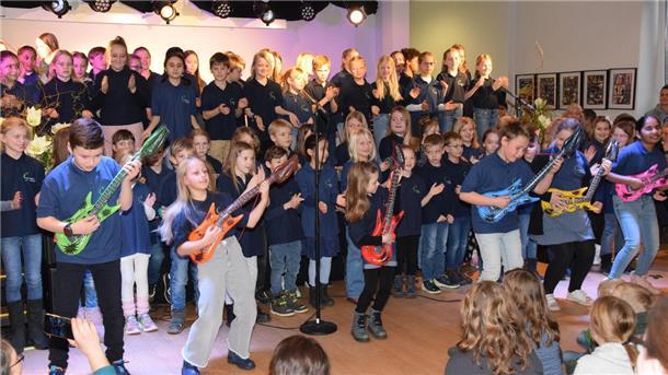 Der Chor der Zevener Gosekamp-Grundschule rockt und singt "Kinder an die Macht" von Herbert Grönemeyer.