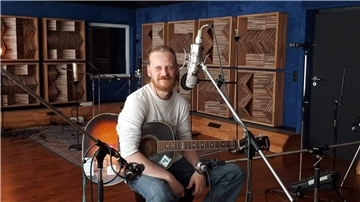 Der christliche Musiker Martin Weiß tritt in der St.-Viti-Kirche auf.