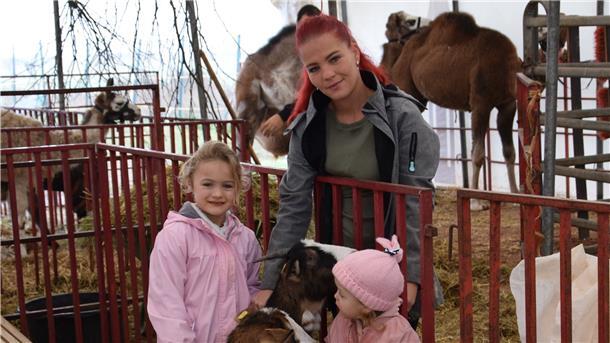 Der Circus Olympia ist ein Familienunternehmen. Um die beiden Ziegen Bibi und Tina kümmern sich alle, auch Lavinia Renz und ihre Töchter Jolina (links) und Melody.