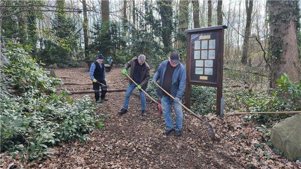 „Bremervörde räumt auf“: Die Ostestadt putzt sich heraus Der "Club Dänemark" machte sich in der Trift und rund um den Ententeich an die Arbeit.