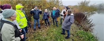 Der Club der 3000 Schritte bei den ehemaligen Trinkwasserteichen in Atens. Peter Kirschberger (Mitte) vom OOWV hat die Geschichte der Wasserversorgung in Nordenham erläutert. Rechts neben ihm Hanne Schikorski, die die Gruppe auf die Beine gestellt hat.