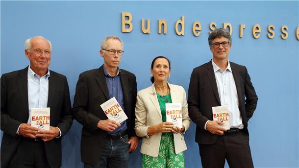 Der Club of Rome, vertreten durch Jorgen Randers (l-r), Co-Autor "Grenzen des Wachstums", Johan Rockström, Direktor des Potsdam Instituts für Klimafolgenforschung, Sandrine Dixson-Declève, Ko-Präsidentin des Club of Rome, und Per Espen Stoknes, Norwegian Business School, stellt vor der Bundespressekonferenz den neuen Bericht "Earth For All" zu konkreten Wegen aus der Klimakrise vor.