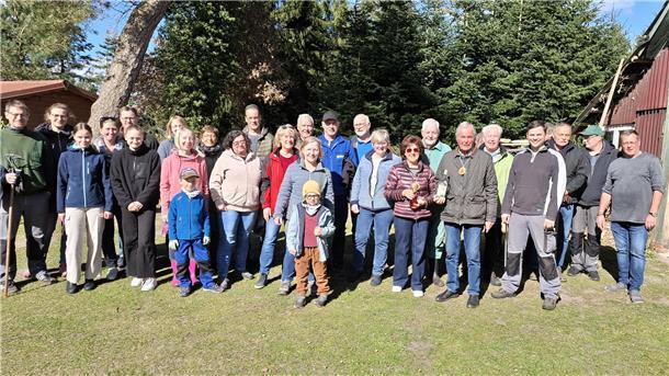 „Bremervörde räumt auf“: Die Ostestadt putzt sich heraus Der "Club Tingo" räumte mit zahlreichen Helferinnen und Helfern im Stadtteil Engeo auf.