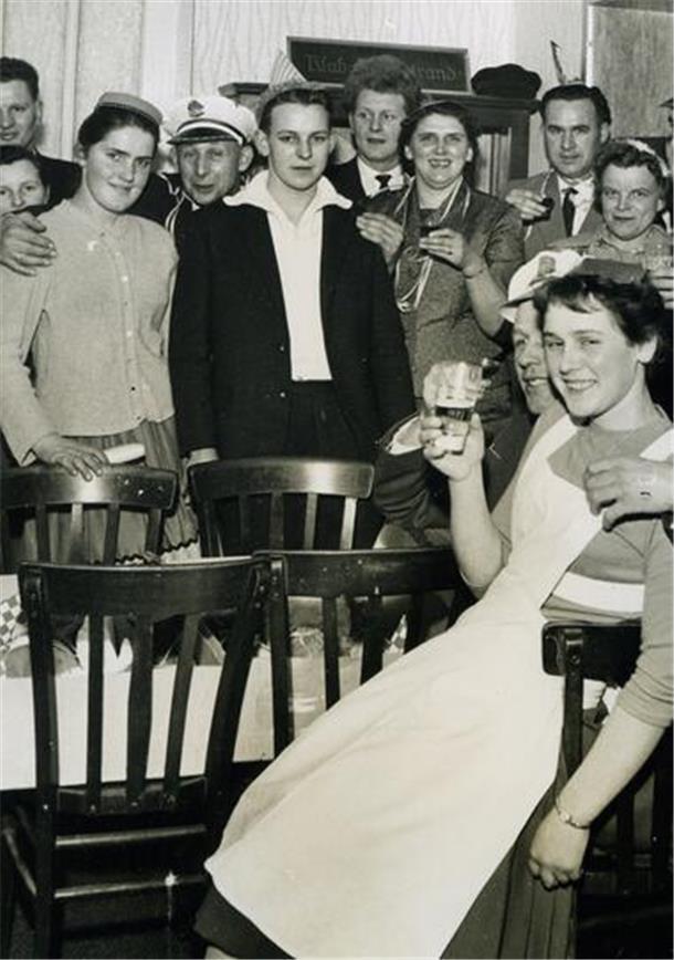 Mit Maske und Pappnase: Karnvelsspaß in Nordenham und Butjadingen Der Club Weserstrand feierte 1960 Kappenfest bei Rüdebusch.