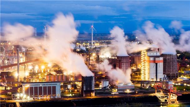 Der CO2-Ausstoß der Industrie belastet das Klima. (Archivbild)