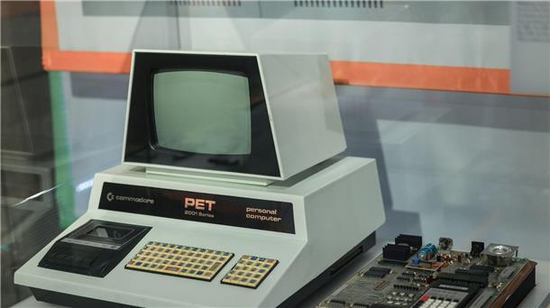 Ein Tastenhandy unter Glas - Die Digitalisierung im Museum Der Commodore Lerncomputer PET.