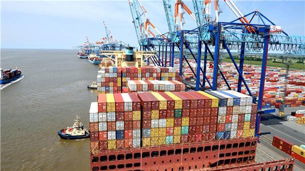 Der Containerfrachter „Eleonora Maersk“ liegt am NTB-Terminal an der Bremerhavener Stromkaje: Weil die Reedereien MSC und Maersk zu lange Wartezeiten in Hamburg kritisieren, wurde ein kompletter Liniendienst der Allianz „2M“ für mindestens einen Monat nach Bremerhaven umgeleitet.