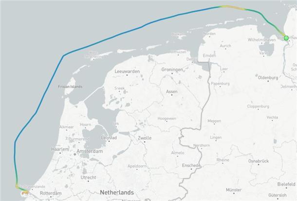 61 Meter breit: Dieser Containerriese entlädt in Bremerhaven Der Containerriese machte sich auf die Reise von Rotterdam nach Bremerhaven. Diese Strecke legte er auf dem Weg zurück.