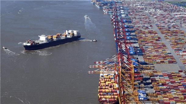 Containerschiff, das am Terminal ablegt