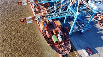 Containerbrücke über einem Schiff.