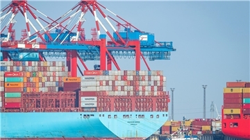 Containerschiff im Hafen