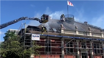 Historischer Dachstuhl brennt