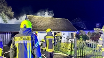 Der Dachstuhlbrand in Hoope am Sonntagabend wurde rasch gelöscht.