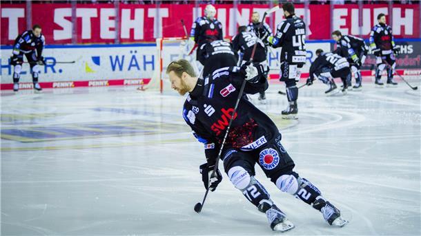 Der Däne Phillip Bruggisser (vorn) trifft mit den Fischtown Pinguins auf seine Landsleute aus Vojens.