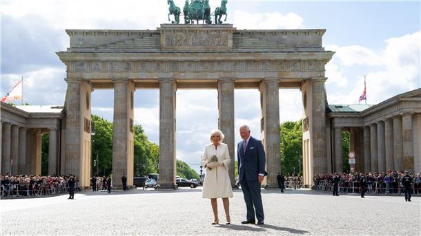Der damalige britische Thronfolger Prinz Charles und seine Frau Herzogin Camilla 2019 vor dem Brandenburger Tor in Berlin.