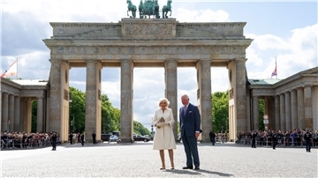 Der damalige britische Thronfolger Prinz Charles und seine Frau Herzogin Camilla 2019 vor dem Brandenburger Tor in Berlin.