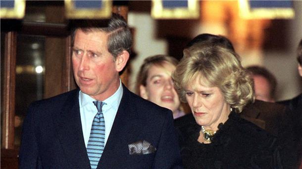 Queen Camilla: Von der verhassten Mätresse zur Königin Der damalige britische Thronfolger Prinz Charles und seine langjährige Freundin Camilla Parker Bowles verlassen das Ritz Hotel in London - es war ihr erster gemeinsamer Auftritt in der Öffentlichkeit (1999).