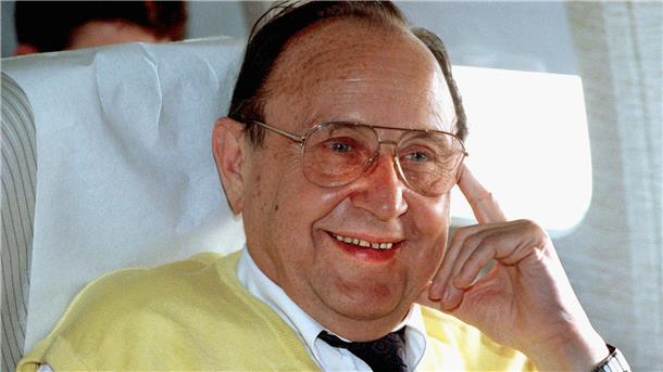 Der damalige Bundesaußenminister Hans-Dietrich Genscher (FDP) trägt während eines Fluges einen gelben Pullunder.