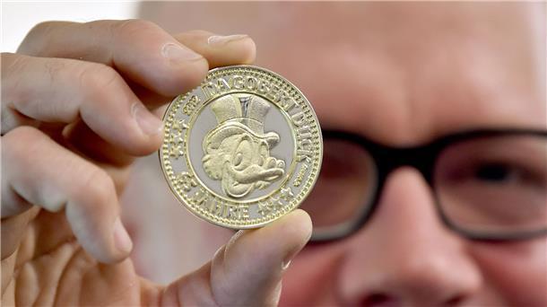 Die reichste Ente der Welt: Dagobert Duck wird 75 Der damalige Chefredakteur des Egmont Ehapa Verlages in Deutschland, Peter Höpfner, hält im LTB Popup-Shop einen Dagobert-„Glückskreuzer“ in der Hand.