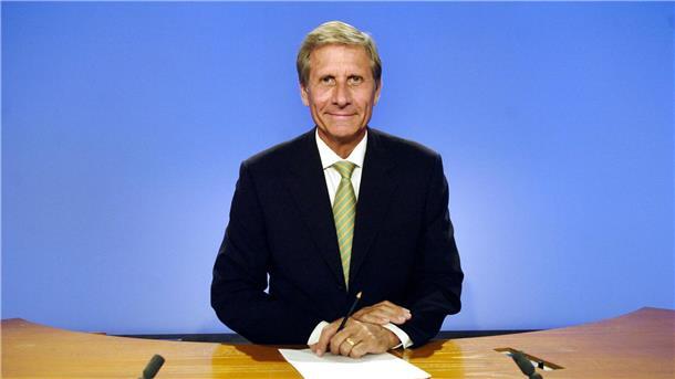 Hat die Krawatte endgültig ausgedient? Der damalige Moderator Ulrich Wickert 2004 in Hamburg im „Tagesthemen“-Studio.