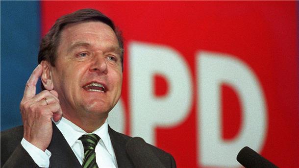 CDU kritisiert geplante Ehrung für Gerhard Schröder Der damalige niedersächsische Ministerpräsident Gerhard Schröder bei einem Termin.